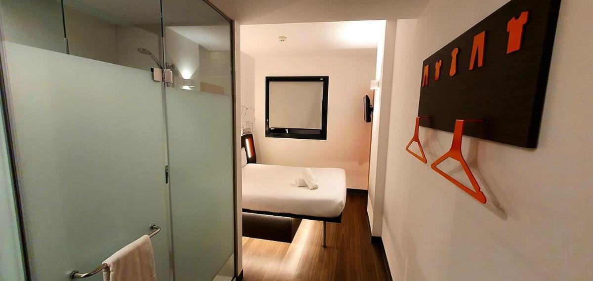 Easyhotel Malaga City Centre Ngoại thất bức ảnh