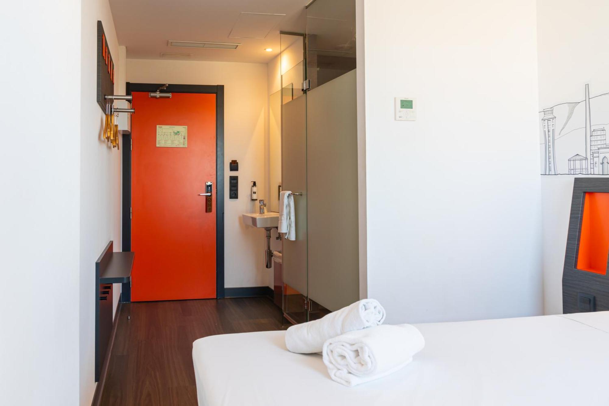 Easyhotel Malaga City Centre Ngoại thất bức ảnh